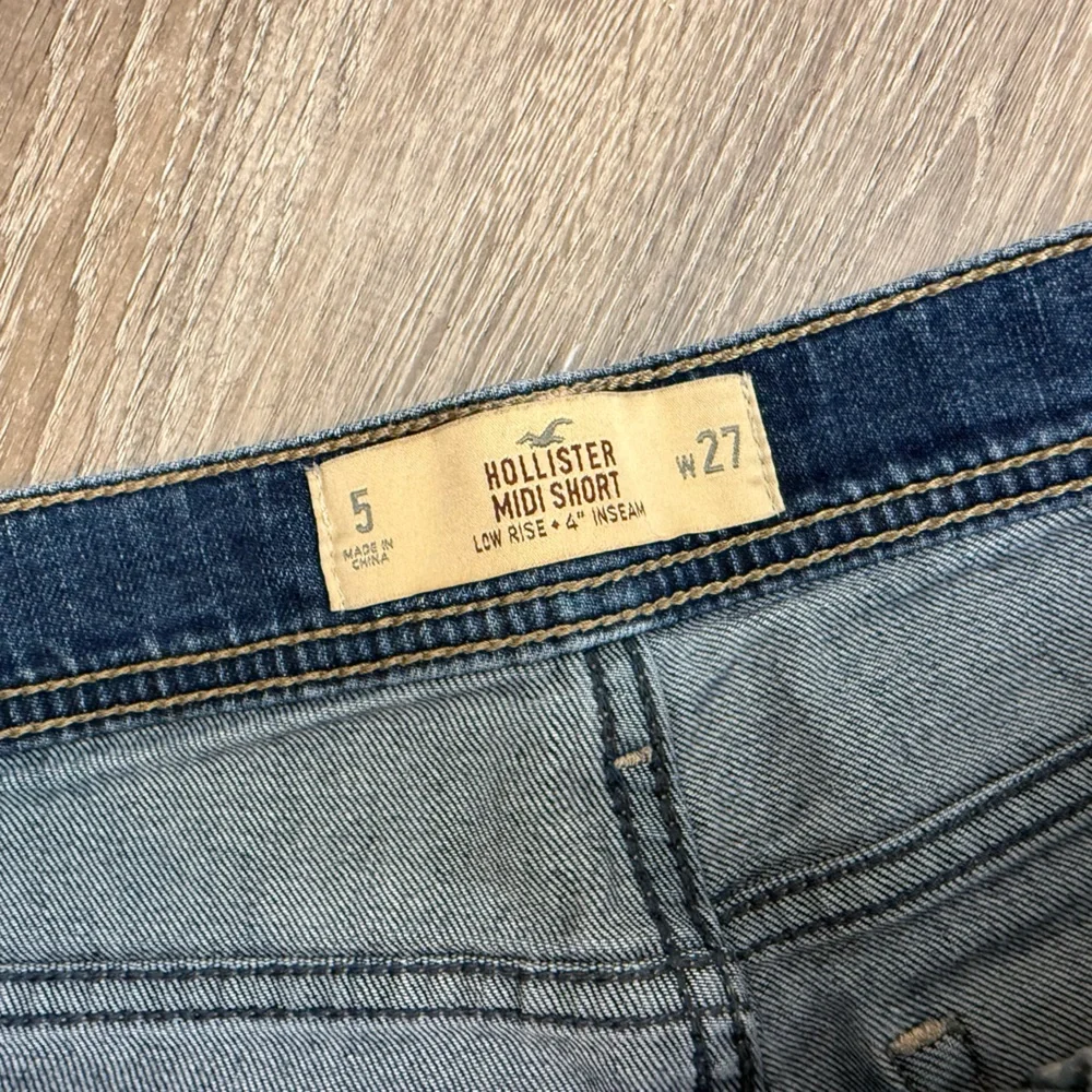 Hollister Low-Rise Midi Distressed Denim Shorts Size 5/27 - Picture 3 of 9
